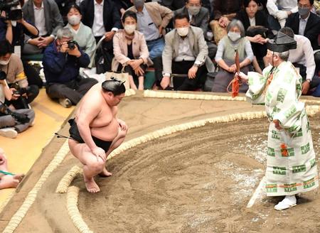 　高安の休場で不戦勝となり勝ち名乗りを受ける阿炎（左）＝撮影・開出牧