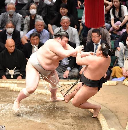 　霧島（右）を押し倒しで破った熱海富士（撮影・開出牧）