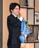 　引退会見を終え、花束を手に笑顔の宇野昌磨（撮影・棚橋慶太）