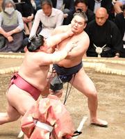 　大栄翔（左）ののど輪に耐える豊昇龍（撮影・開出牧）
