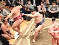 　大栄翔（左）を寄り切りで下した豊昇龍（撮影・開出牧）
