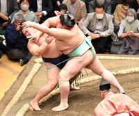 　平戸海（左）を押し出しで下した琴桜（撮影・開出牧）