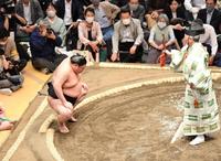 　高安の休場で不戦勝となり勝ち名乗りを受ける阿炎（左）＝撮影・開出牧