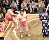 　阿武咲（左）を肩透かしで下し場内を沸かせた宇良（撮影・開出牧）