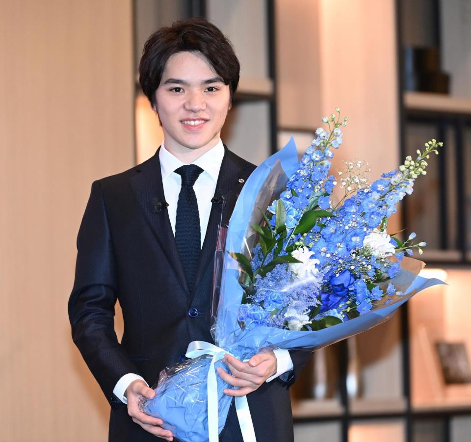 　引退会見を終え、花束を手に笑顔の宇野昌磨（撮影・棚橋慶太）