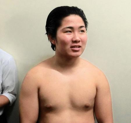 　取材に答える琴元村