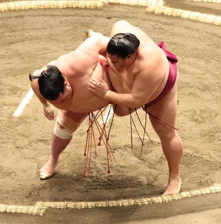 １６７キロが首の上に－阿武咲が立ち上がれず場内騒然　御嶽海の下手投げで土俵下に転落