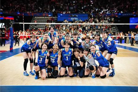 　世界ランク１位のトルコを撃破して笑顔を見せる女子日本代表ⓒＦＩＶＢ