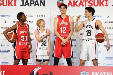 バスケットボール日本代表新ユニホーム発表　エブリン、渡辺雄太ら“モデルばり”ポージングで会場沸かす