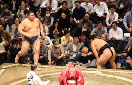 　霧島を下した大の里（左）