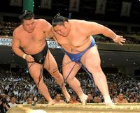 　霧島（左）を寄り倒しで破り、４勝１敗とした大の里（撮影・佐藤厚）