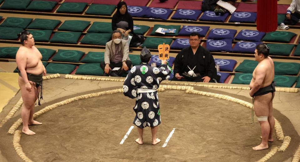 　取り直しする納谷（右）と大野城