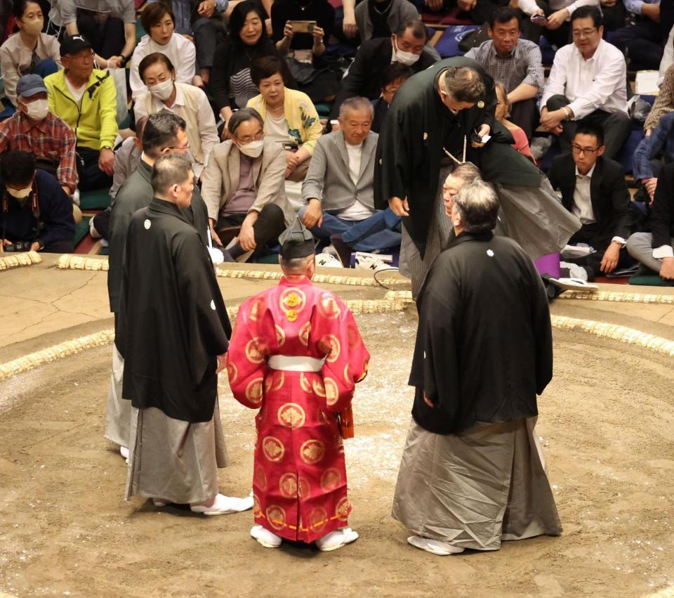 　大の里と霧島の取り組みで物言いがつき、協議する審判