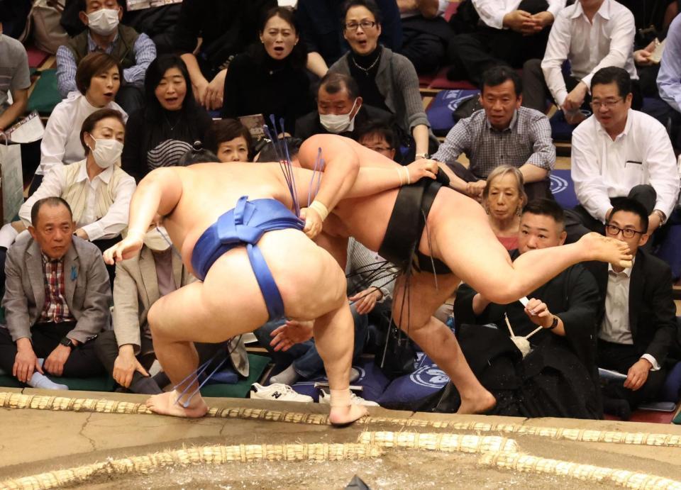 　霧島を寄り倒しで破る大の里