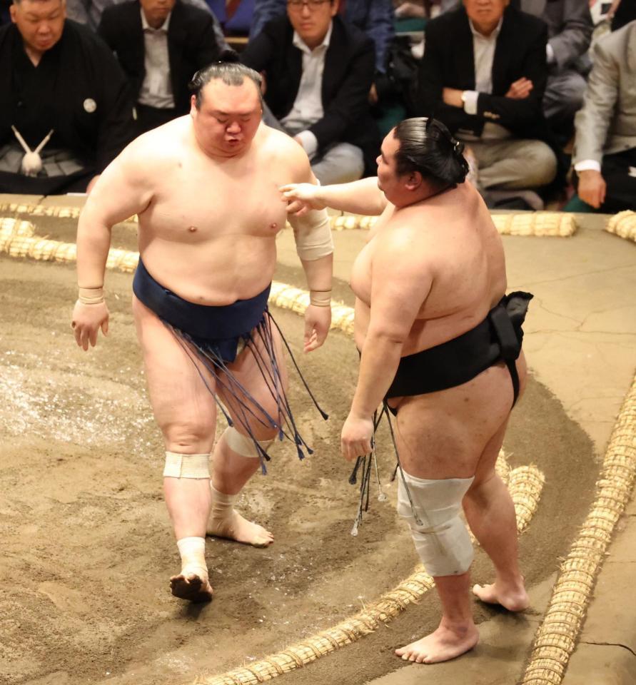 　大奄美（右）を寄り切りで破り、全勝キープの宝富士