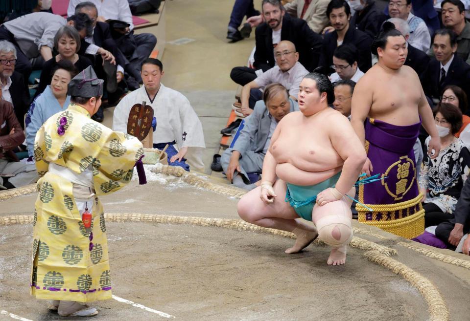 　翔猿を下し、勝ち名乗りを受ける琴桜