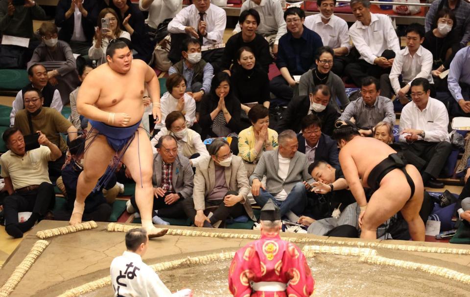 　霧島を下した大の里