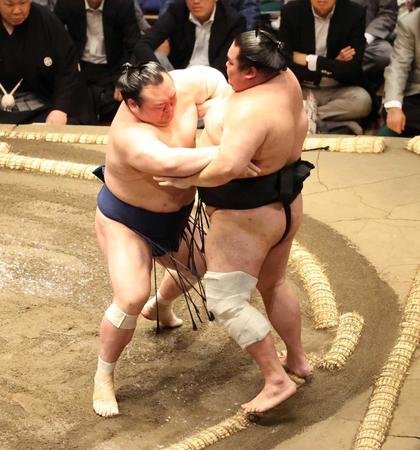 　大奄美（右）を寄り切りで破り、全勝キープの宝富士