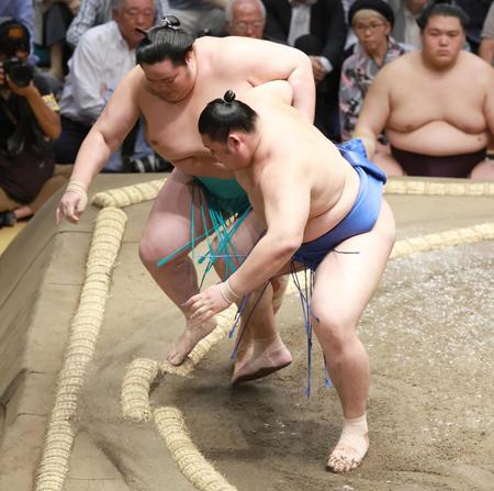 また３大関白星そろい踏みならず　琴桜が大の里に敗れ２敗目　かど番の霧島は５敗目　６連勝の宇良が単独トップ