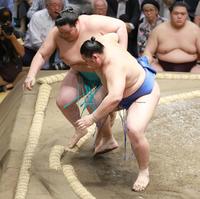 　琴桜を寄り切りで破る大の里（撮影・金田祐二）