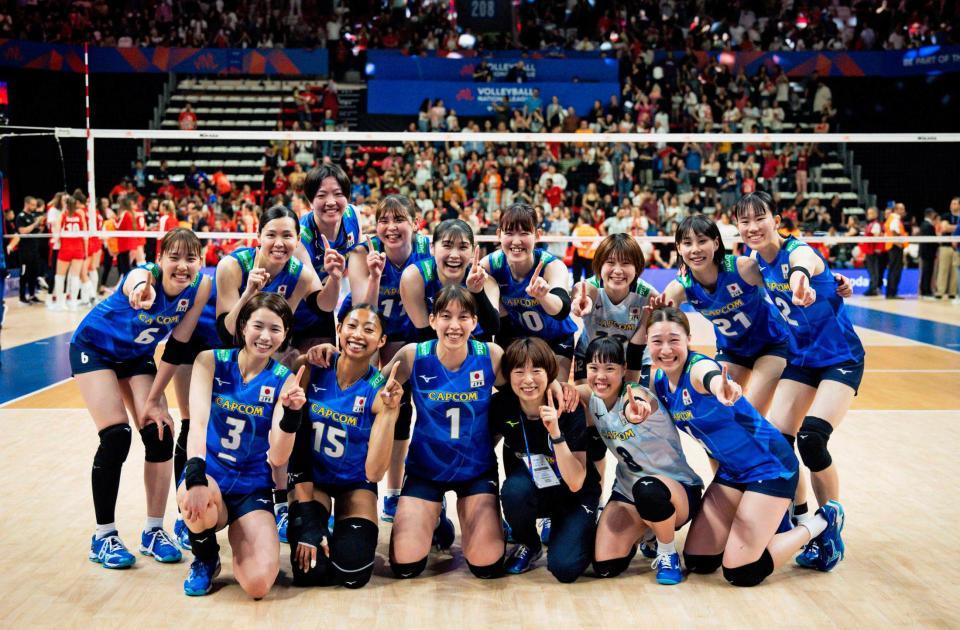 　１次リーグ初戦で強豪トルコを破った日本の選手たち（Ｖｏｌｌｅｙｂａｌｌ　Ｗｏｒｌｄ提供）