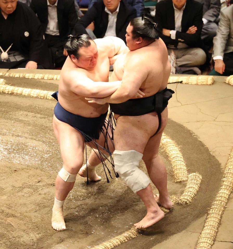 　大奄美（右）を寄り切りで破り、全勝キープの宝富士