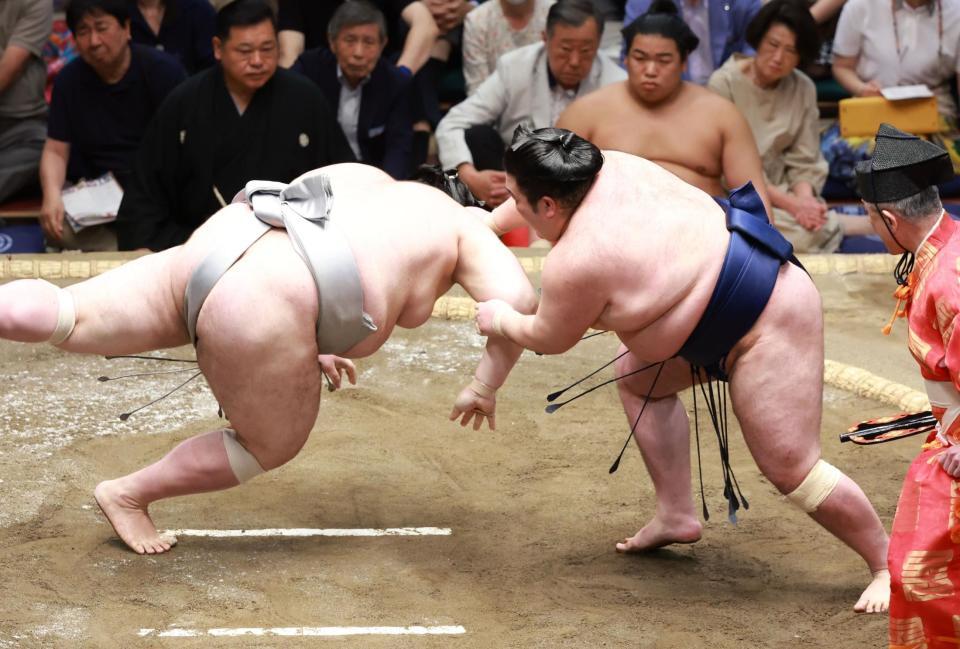 　熱海富士を突き落としで破る豪ノ山（撮影・金田祐二）