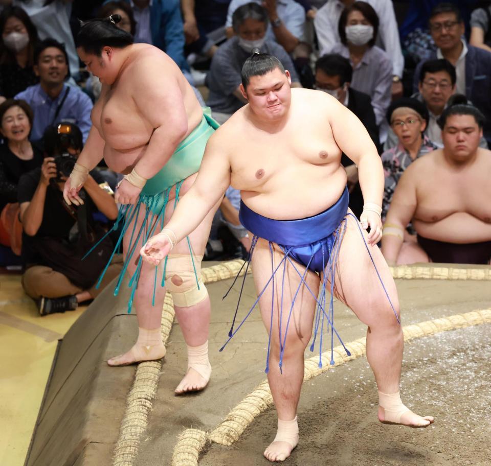 　琴桜を寄り切りで破った大の里（撮影・金田祐二）