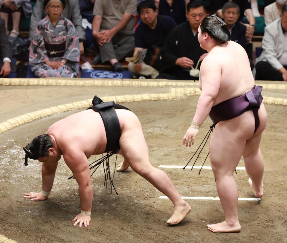 　王鵬に引き落としで敗れた霧島（撮影・金田祐二）