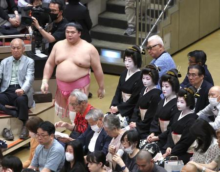 　土俵に向かう宇良
