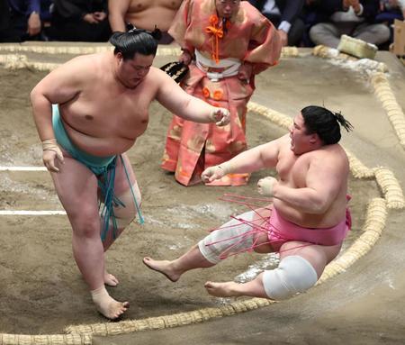 　琴桜に押し倒しで敗れる宇良（撮影・金田祐二）