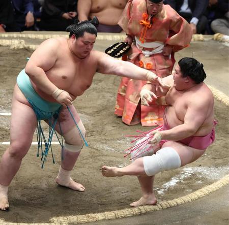 　宇良を押し倒しで破る琴桜（撮影・金田祐二）