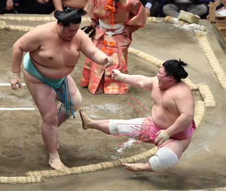 　琴桜に押し倒しで敗れる宇良（撮影・金田祐二）