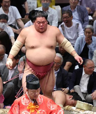 　平戸海を押し出しで破った大栄翔（撮影・金田祐二）