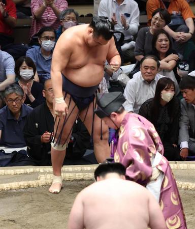 　王鵬に引き落としで敗れがっくりの豊昇龍（撮影・金田祐二）