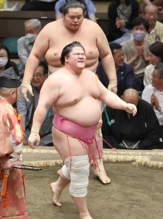 　琴桜（奥）に押し倒しで敗れた宇良