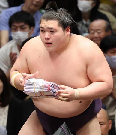 　豊昇龍を引き落としで破り、懸賞金を受け取る王鵬