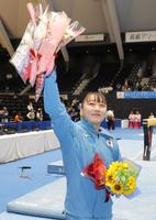 　パリ五輪代表となり、笑顔でスタンドに手を振る宮田笙子（撮影・西岡正）