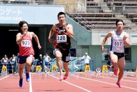 　男子１００メートル予選　１０秒５０だった桐生祥秀（中央）＝熊谷スポーツ文化公園陸上競技場