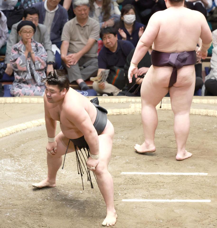 　王鵬に引き落としで敗れ肩を落とす霧島＝１７日