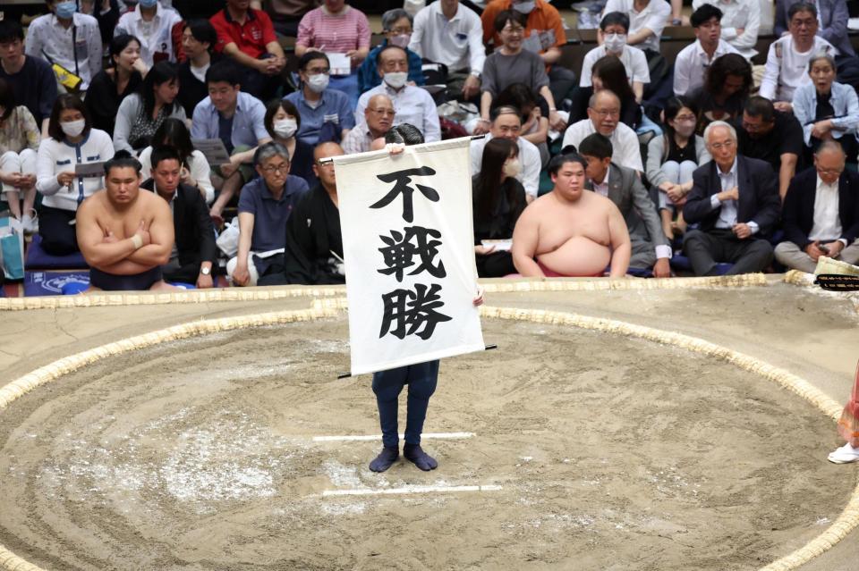 　若元春、霧島の休場で２番続けて取り組みがなくなり館内がどよめく（撮影・金田祐二）