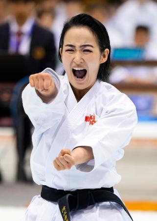 　現役最後の演武を披露する清水希容＝１９日、兵庫県尼崎市のベイコム総合体育館