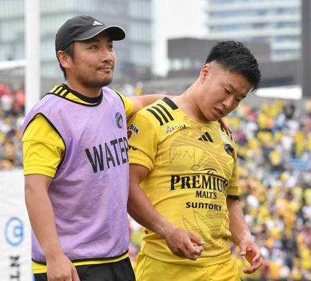 　東京ＳＧ・流大（左）から慰められる斉藤直人（撮影・佐々木彰尚）