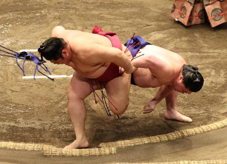 　時疾風（右）を下手投げで破り全勝をキープする遠藤