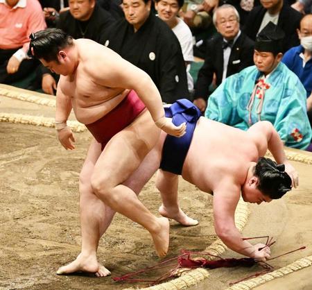 　遠藤（左）は下手投げで時疾風を破る