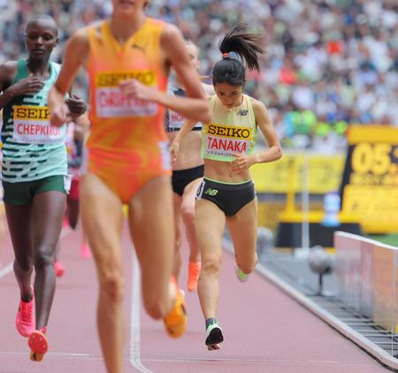 　女子１５００Ｍでゴールする田中希実（右）＝撮影・吉澤敬太