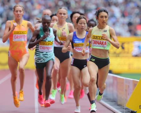 　女子１５００Ｍで力走する田中希実（右）＝撮影・吉澤敬太
