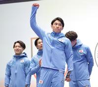 　パリ五輪代表に選出され、壇上でガッツポーズの谷川翔（撮影・西岡正）