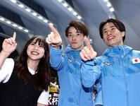 　パリ五輪代表に決まり、萱和磨（右）、日体大・村上茉愛コーチ（左）とポーズをとる杉野正尭