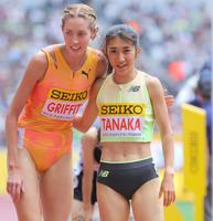 　ゴール後、ジョージア・グリフィス（左）と健闘をたたえ合う田中希実（撮影・吉澤敬太）